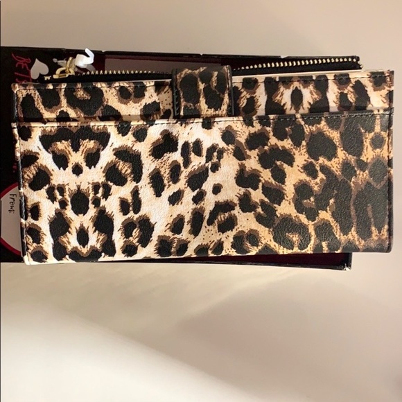 🔥FLASH SALE🔥Betsey Johnson Wallet in Leopard. - Picture 3 of 7